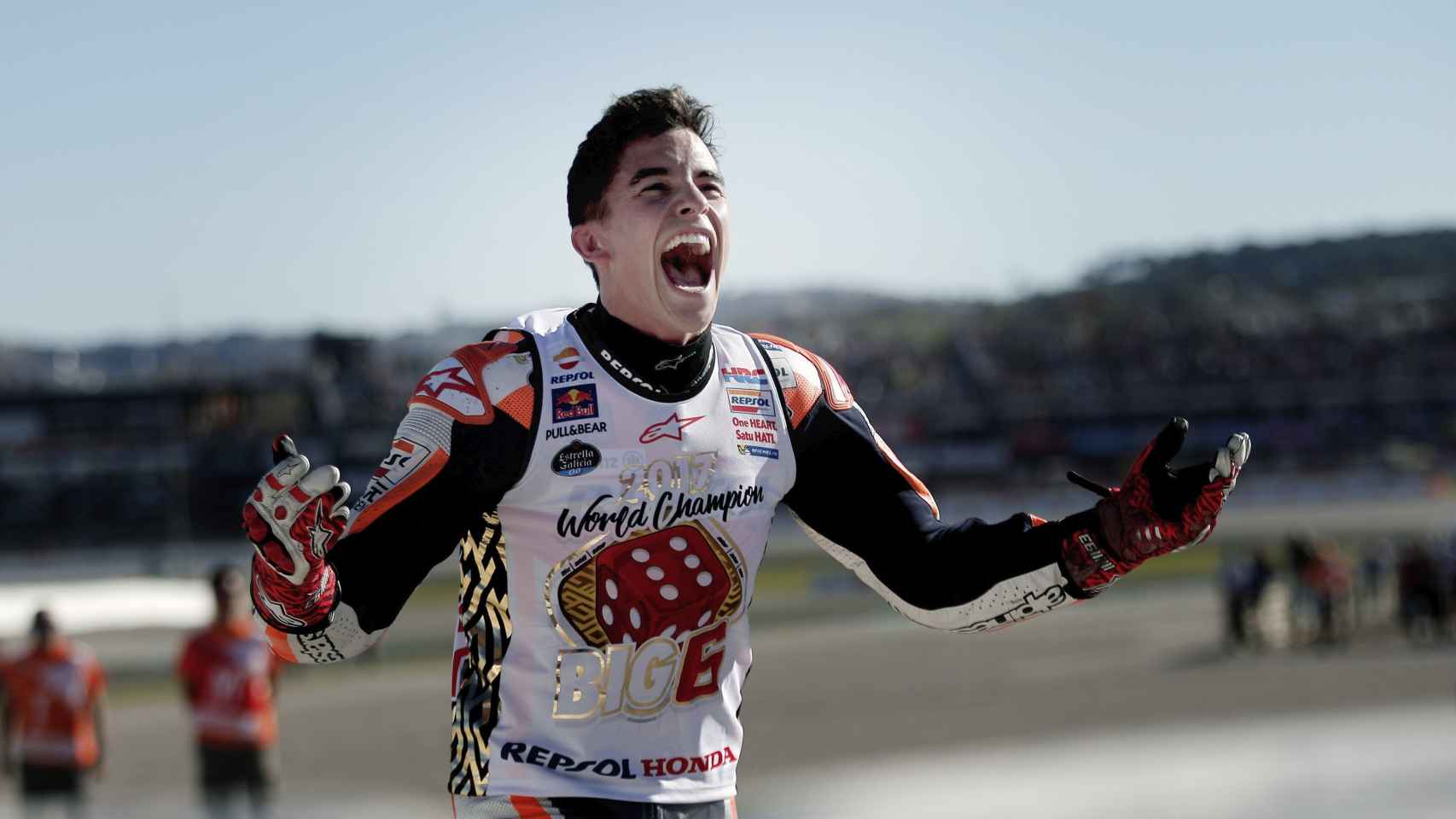 Marc Márquez, eufórico, celebra su cuarto título de MotoGP, sexto en total.