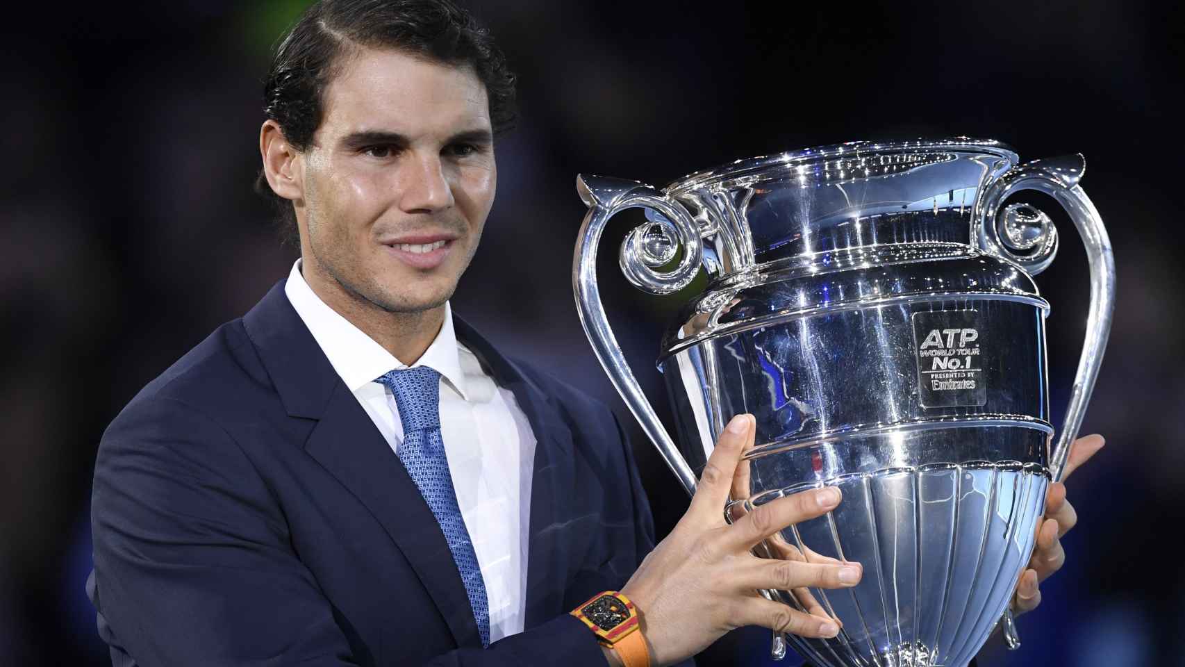 Rafael Nadal, con el trofeo de número uno a final de año de la ATP.