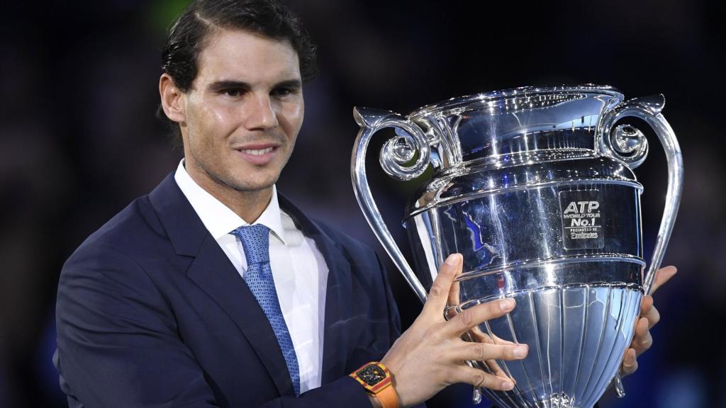 Rafael Nadal, con el trofeo de número 1 de la ATP en 2017