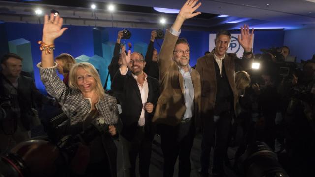 El presidente del Gobierno y del Partido Popular, Mariano Rajoy (2ºd), a su llegada al acto de presentación de Xavier García Albiol (d) como candidato a la Presidencia de la Generalitat.