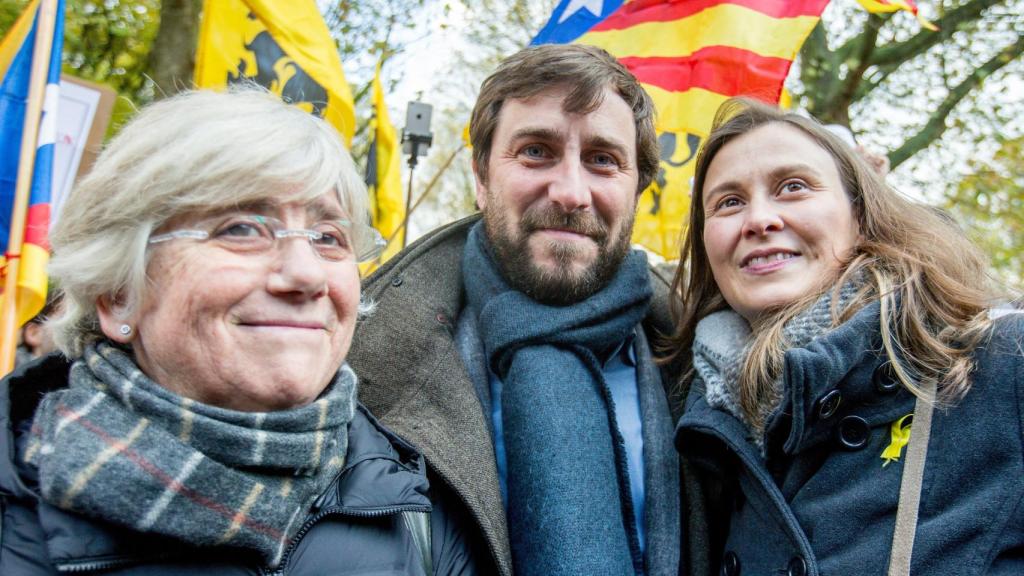 Ponsatí, junto a Antoni Comin y Meritxell Serret en una manifestación hoy en Bruselas.