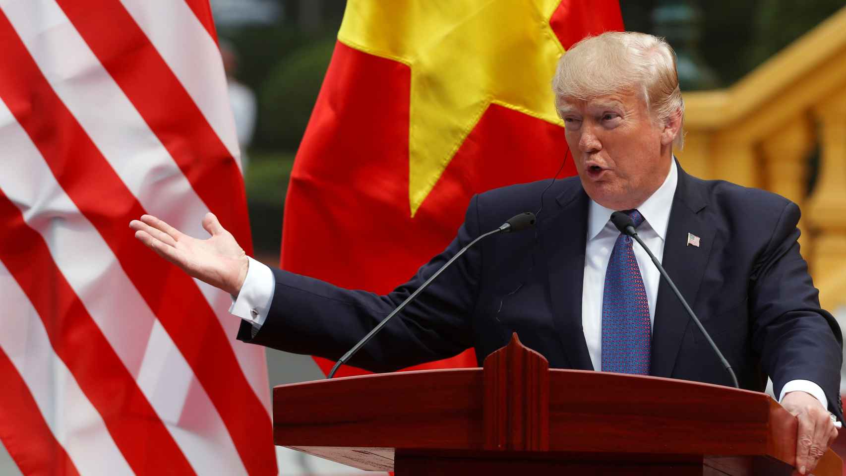 Trump ofrece una conferencia de prensa en el Palacio de Hanoi.
