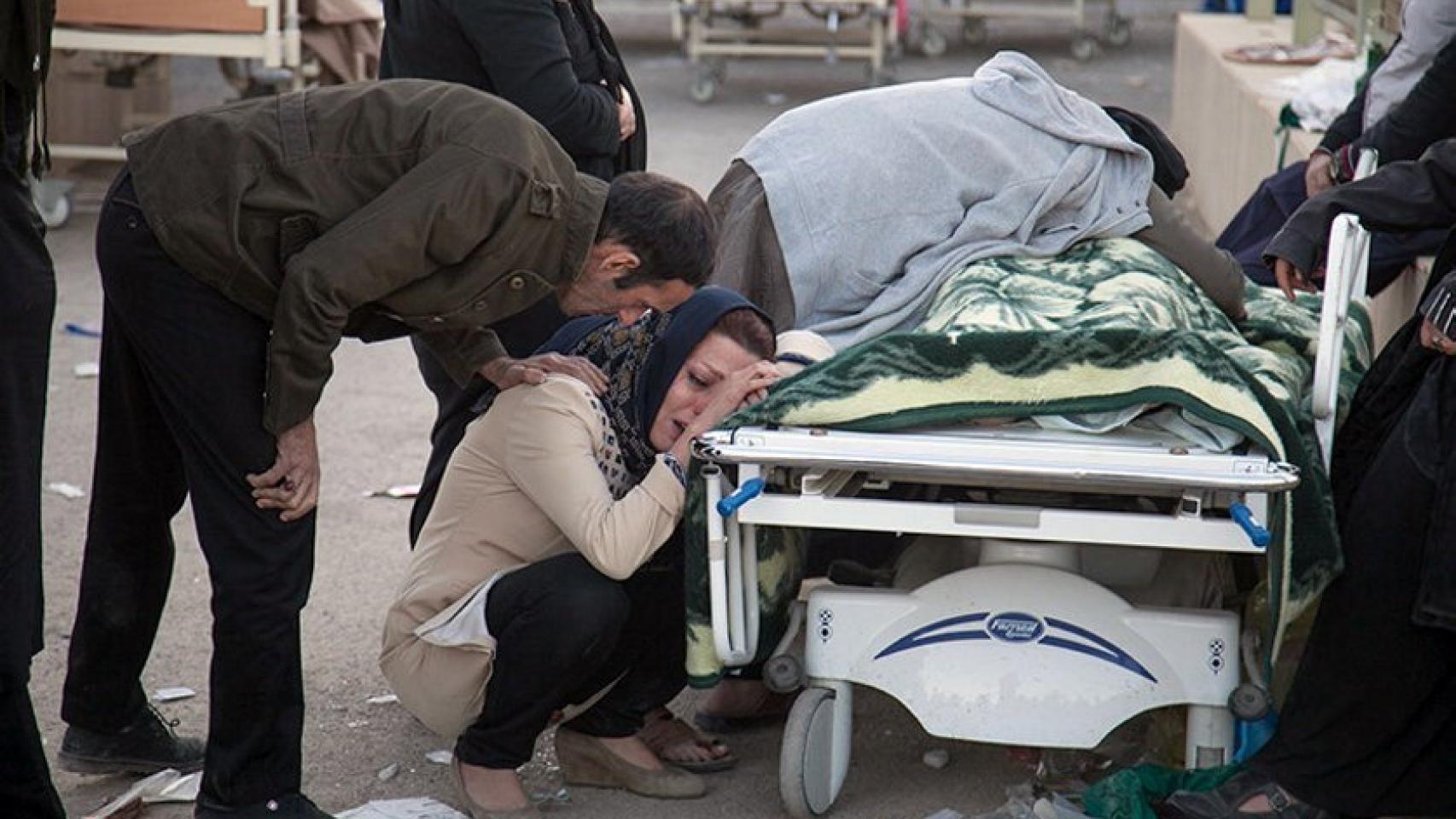 Supervivientes lloran las víctimas del terremoto.