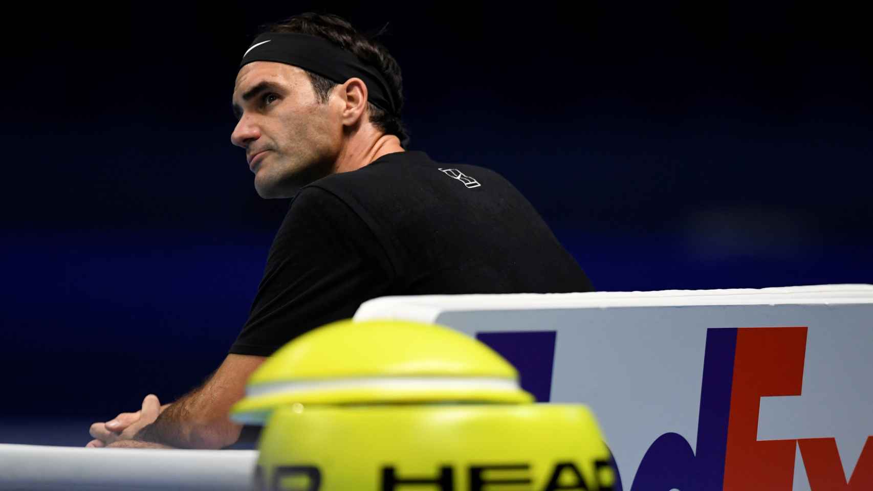 Federer, descansando en un entrenamiento en Londres.