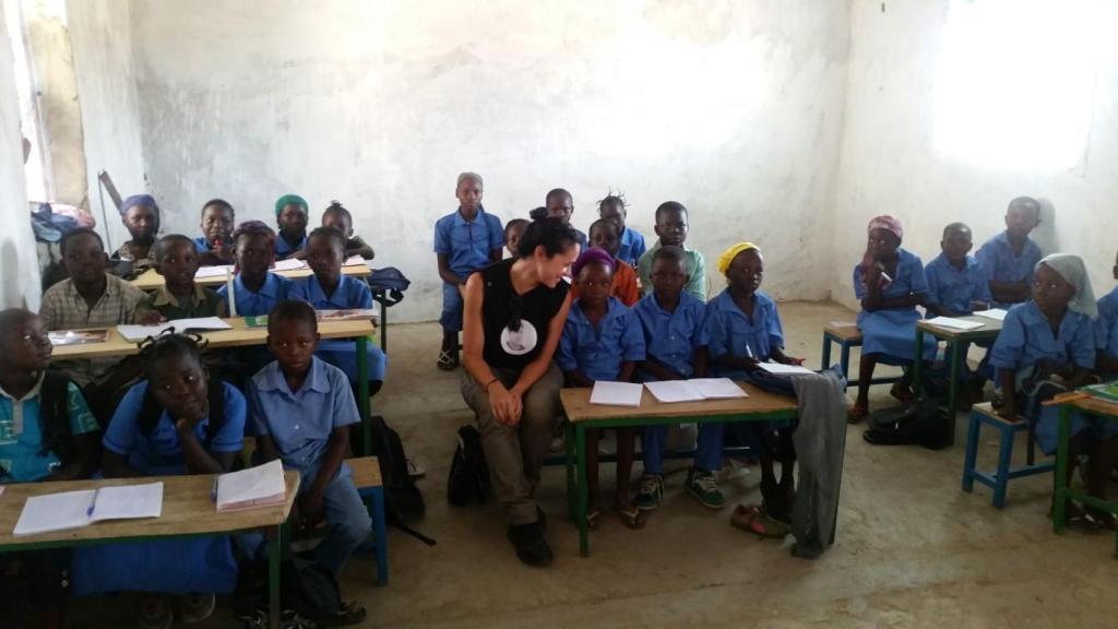 Sylvia, en el colegio junto a los niños y niñas chadianos.