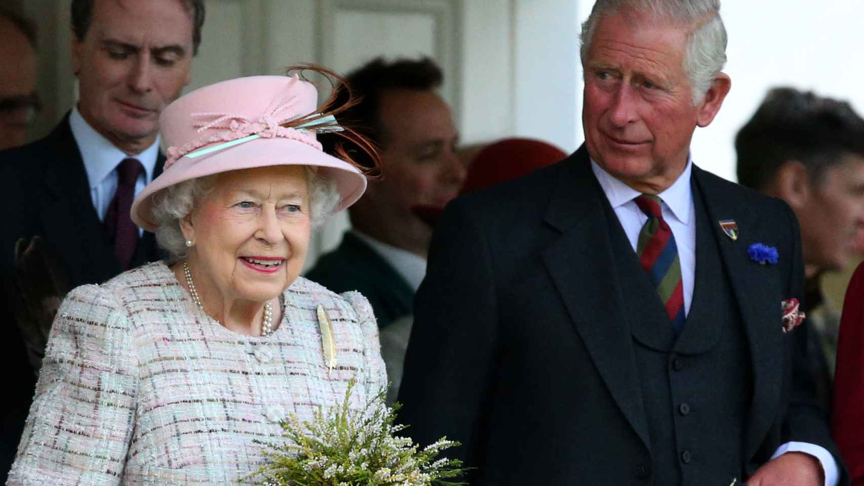 La reina Isabel junto a su hijo Carlos.