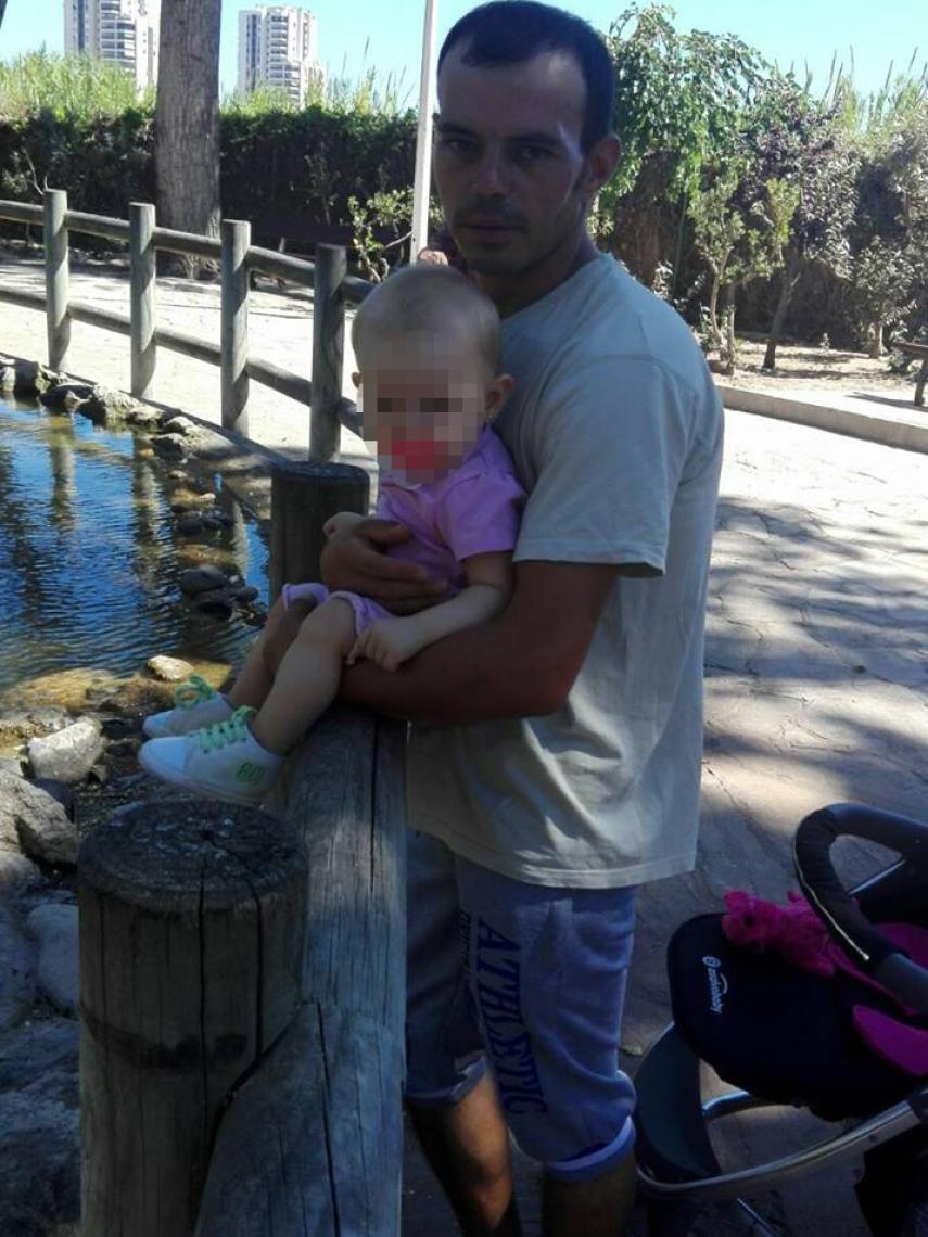 Laurentiu Mihai con su hija de dos años en una foto el pasado mes de febrero. Acabó con su vida este domingo.