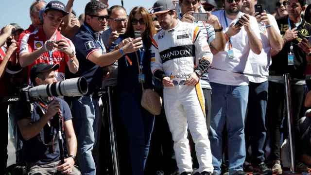 Fernando Alonso, junto a miembros de la prensa en el Gran Premio de Brasil.
