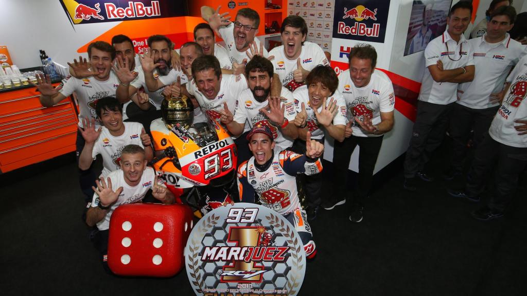 Marc Márquez y todo su equipo celebrando el sexto título mundial.