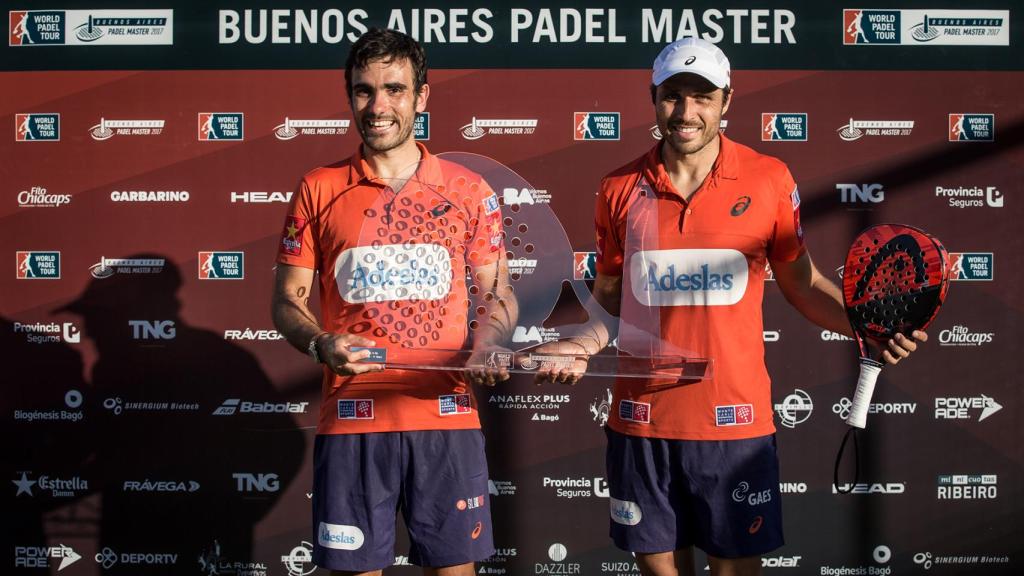 Pablo Lima y Fernando Belasteguín con el trofeo de campeones.