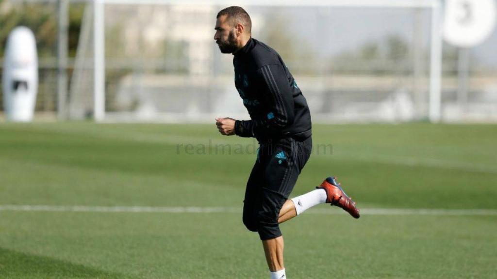 Benzema continúa su recuperación durante el entrenamiento