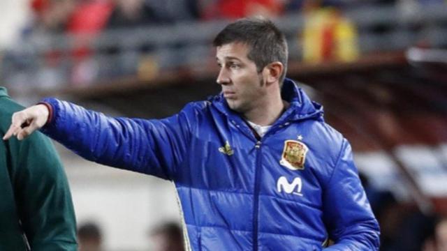 Celades dando instrucciones durante el partido. Foto sefutbol.com