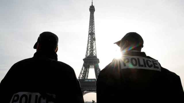 Dos agentes de la policía nacional francesa frente a la Torre Eiffel