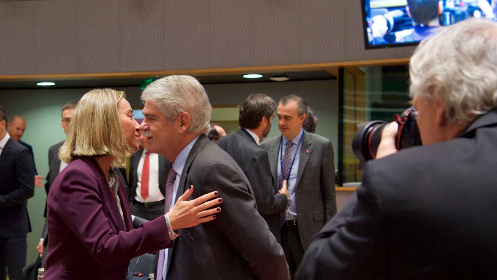 La jefa de la diplomacia de la UE, Federica Mogherini, saluda al ministro Dastis