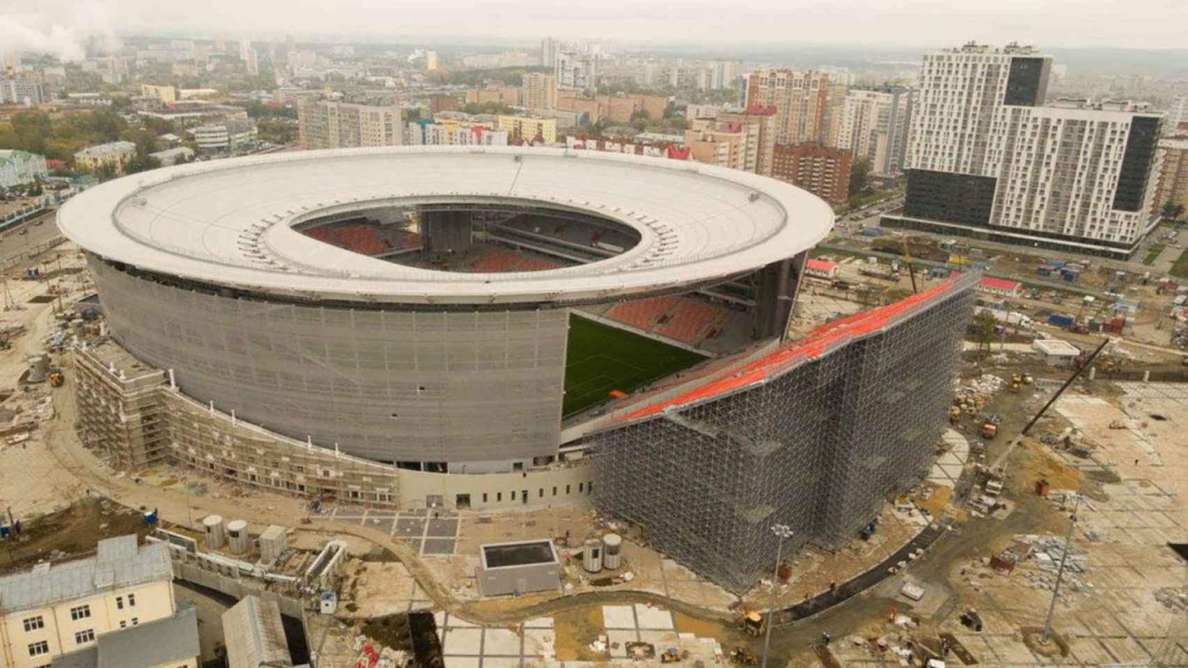 Las gradas supletorias exteriores del estadio de Ekaterimburgo.