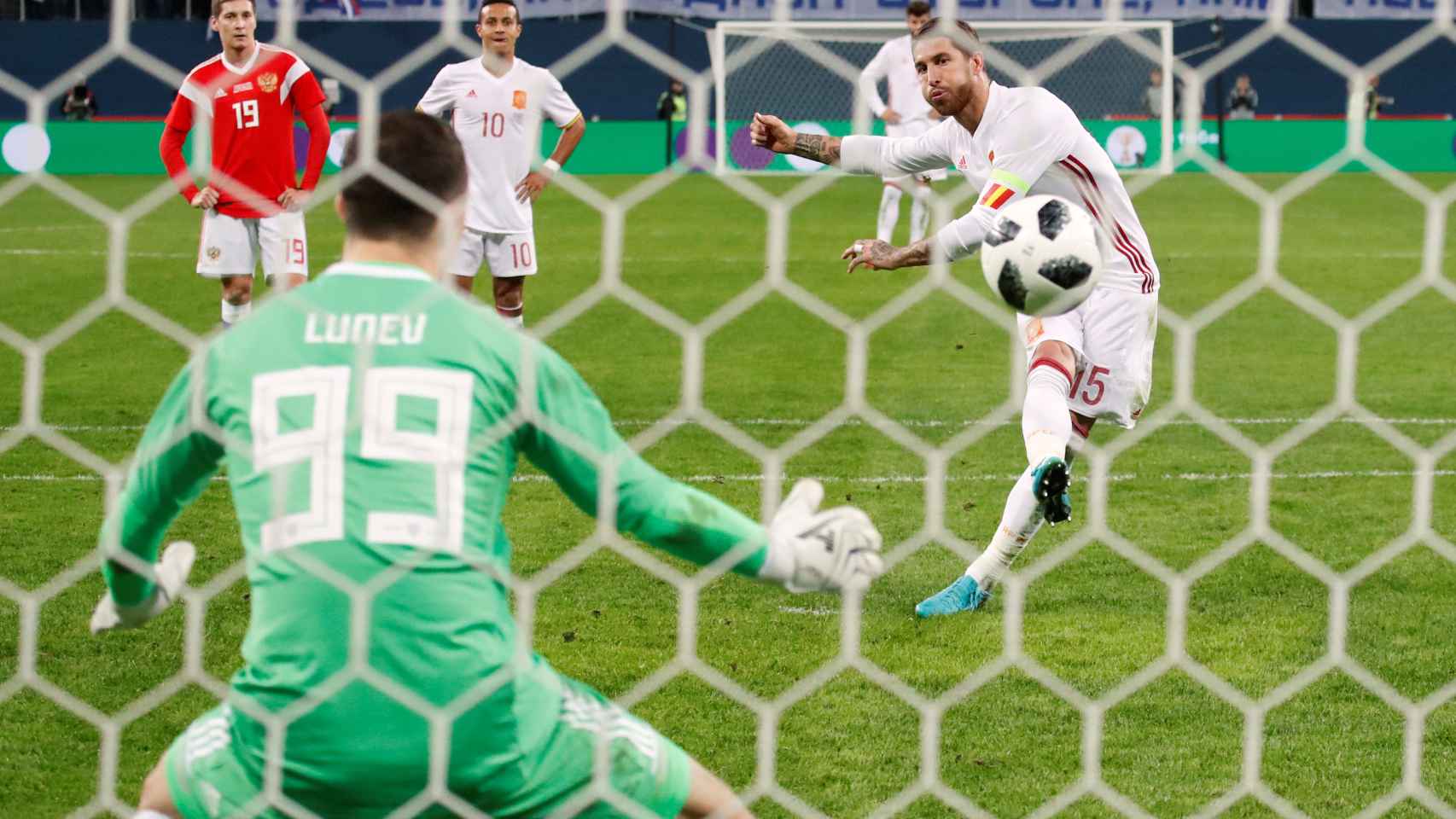 Sergio Ramos lanzando uno de los dos penaltis que tuvo ante Rusia.