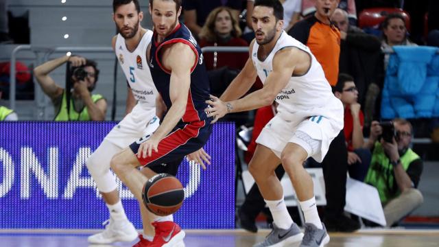 Campazzo y Rudy en una acción defensiva sobre Marcelinho Huertas.