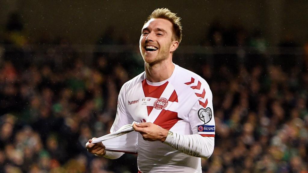 Eriksen celebra uno de sus tres goles a Irlanda en Dublín.