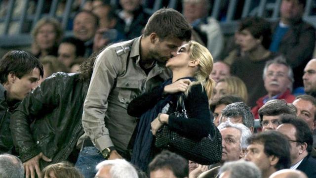 Piqué y Shakira se besan en la grada del Camp Nou.