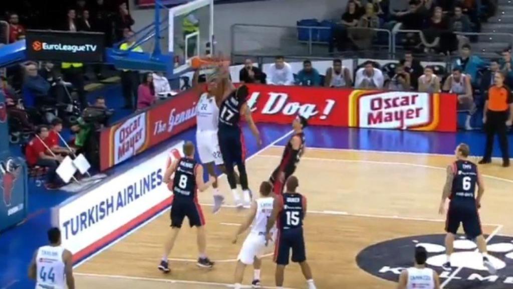 Walter Tavares anotando con el Real Madrid en Euroliga. Foto: Twitter (@ACBCOM)