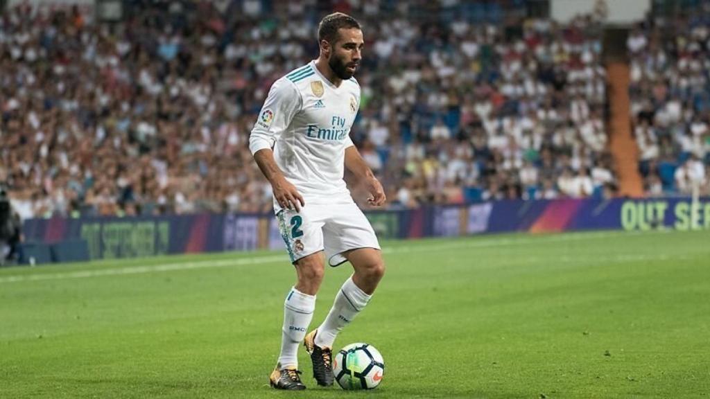 Carvajal controla el balón.  Foto: Pedro Rodríguez / El Bernabéu