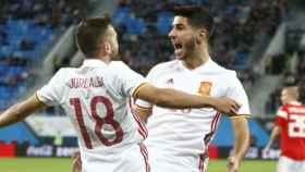 Jordi Alba y Asensio celebran el gol con España. Foto: sefutbol.com