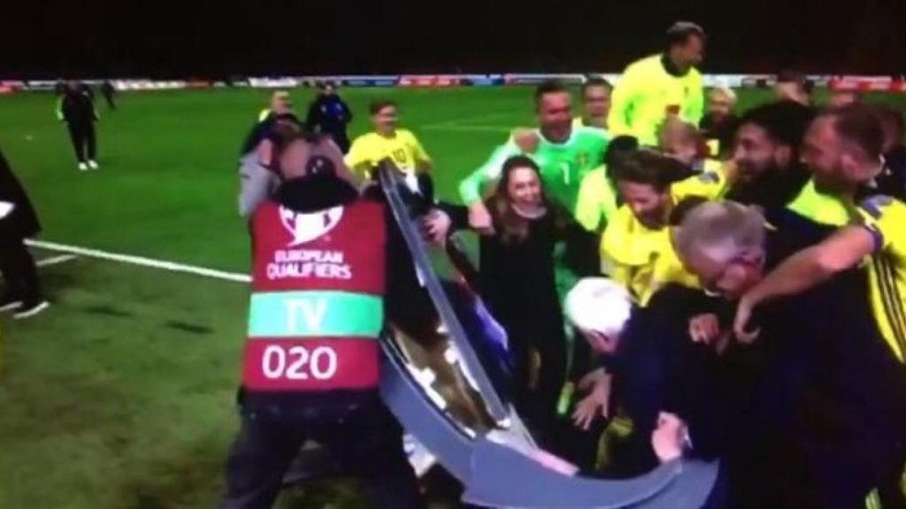 Suecia destroza el set de Eurosport celebrando la clasificación para el Mundial.