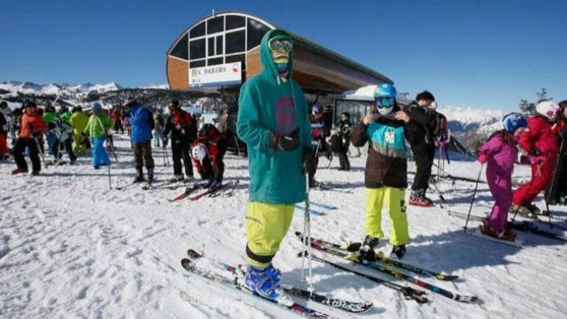 Dos esquiadores en Baqueira-Beret, la estación del Pirineo catalán que más cliente nacional recibe.