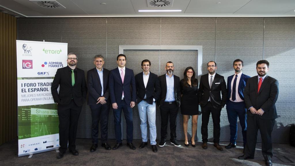 De izquierda a derecha: Miguel Ángel Uriondo, redactor jefe de Empresas y Medios de EL ESPAÑOL; Josep Pocalles, Spanish Regional Manager de TradingView; Sergio Ávila, analista de IG; David Aranzábal, daytrader en divisas e instructor. Fundador de FXforaliving,Trading Week, ForexDay; José Martínez, CEO y fundador de Trading12 y FormandoTraders; Tali Salomon, ejecutiva de Cuentas Senior de eToro; David Galán, director de Bolsa General; Juan Enrique Cadiñanos, director de la Sucursal de Admiral Markets en España y Arturo Criado, jefe de Empresas y Medios de EL ESPAÑOL