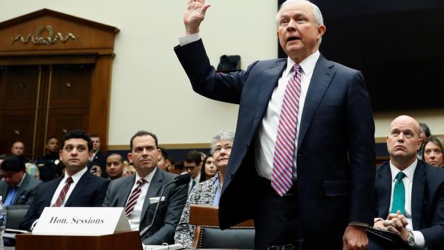 Sessions presta juramento antes de declarar este martes en Washington