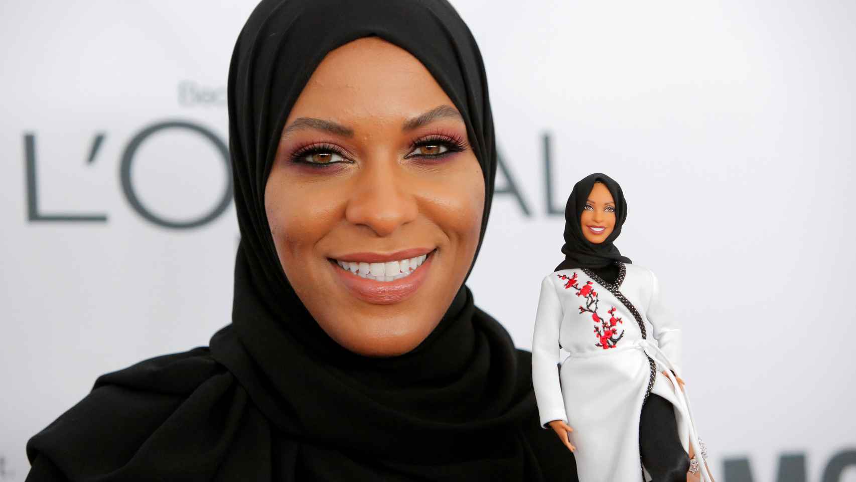 Ibtihaj Muhammad posa con la nueva Barbie