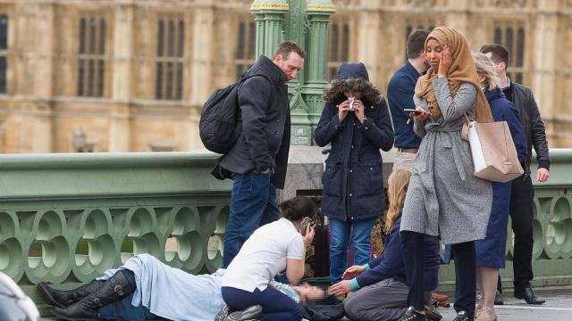 Fotografía de la mujer con pañuelo que protagonizó el tuit polémico.