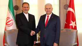 Primer ministro turco Binali Yildirim y el vicepresidente de Irak Jahangiri.
