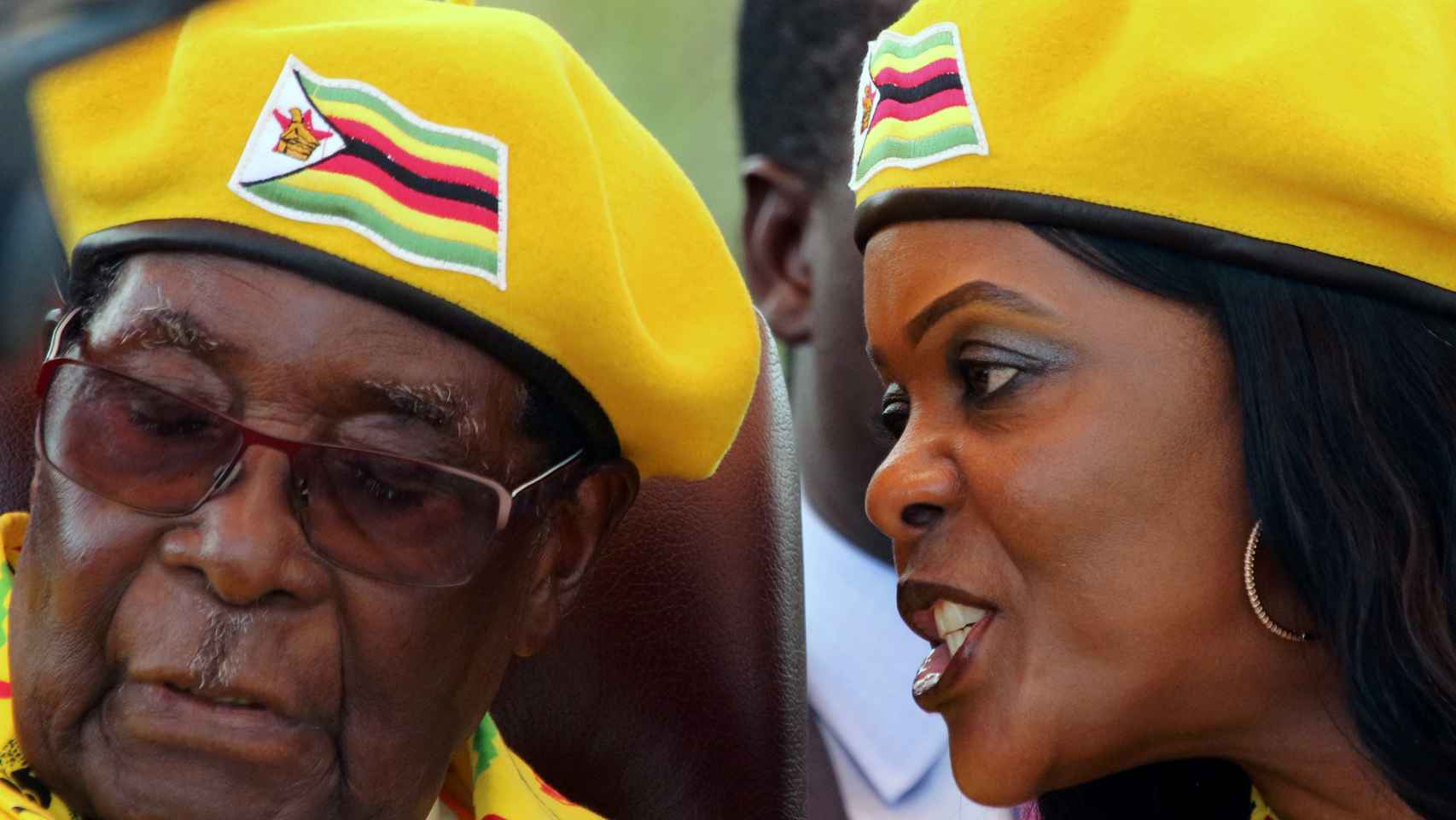 Robert Mugabe escucha a su mujer, Grace Mugabe.