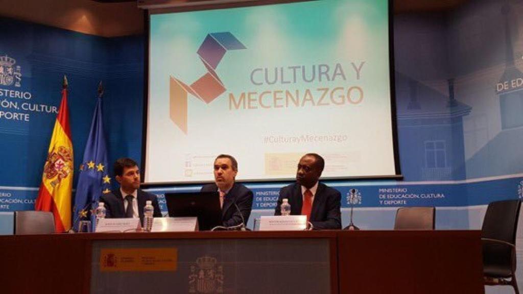 Borja Álvarez, Óscar Sáenz de Santa María y Néstor Nongo en las jornadas de Cultura y Mecenazgo.