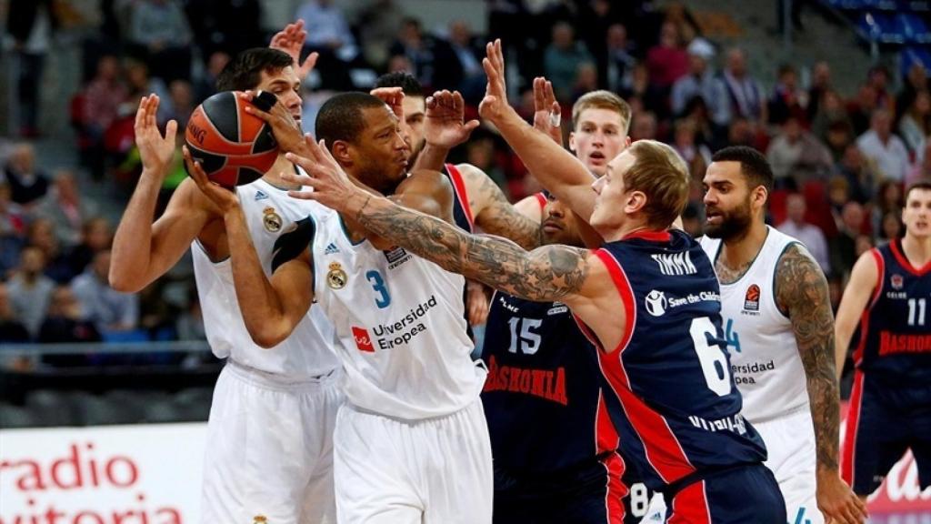 Anthony Randolph intenta pasar el balón ante el Baskonia.