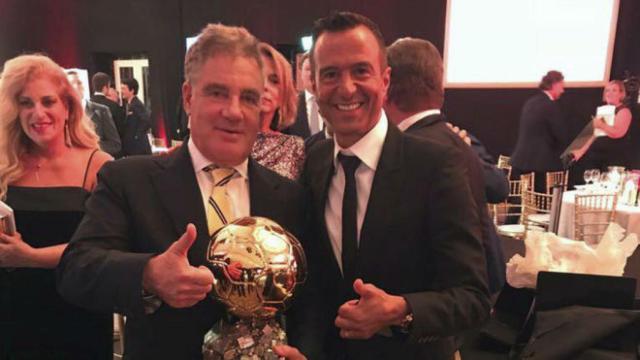 Idan Ofer, con Jorge Mendes y el Balón de Oro de Cristiano por el que pagó 600.000 euros.