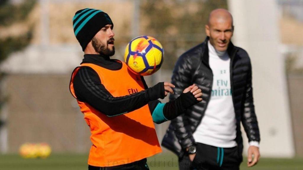 Isco entrena bajo la atenta mirada de Zidane