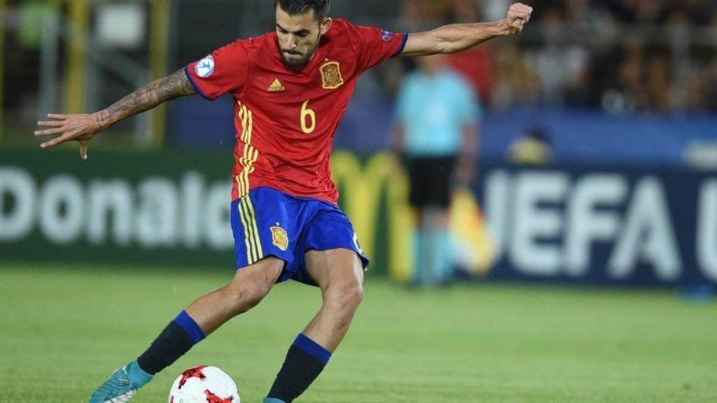 Ceballos golpeando el esférico con España. Foto: uefa.com