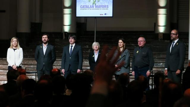 Carles Puigdemont y los exconsellers Clara Ponsatí (c), Antoni Comín (2i), Mertixell Serret (3d), y Lluís Puig en un acto en Bruselas