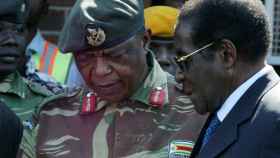 Robert Mugabe hablando con el general Constantino Chiwenga en una imagen de 2008.