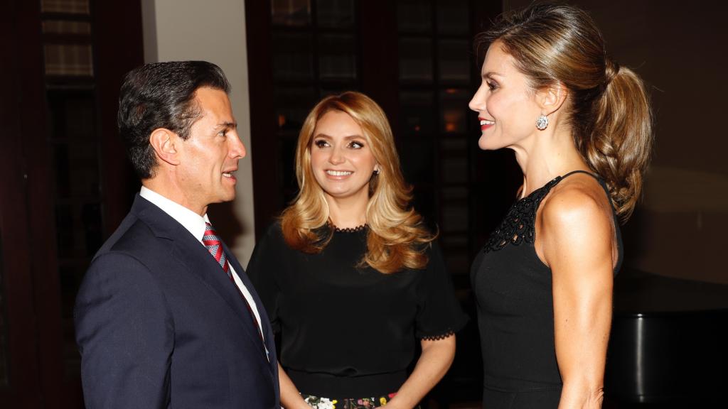 La reina junto a Peña Nieto.