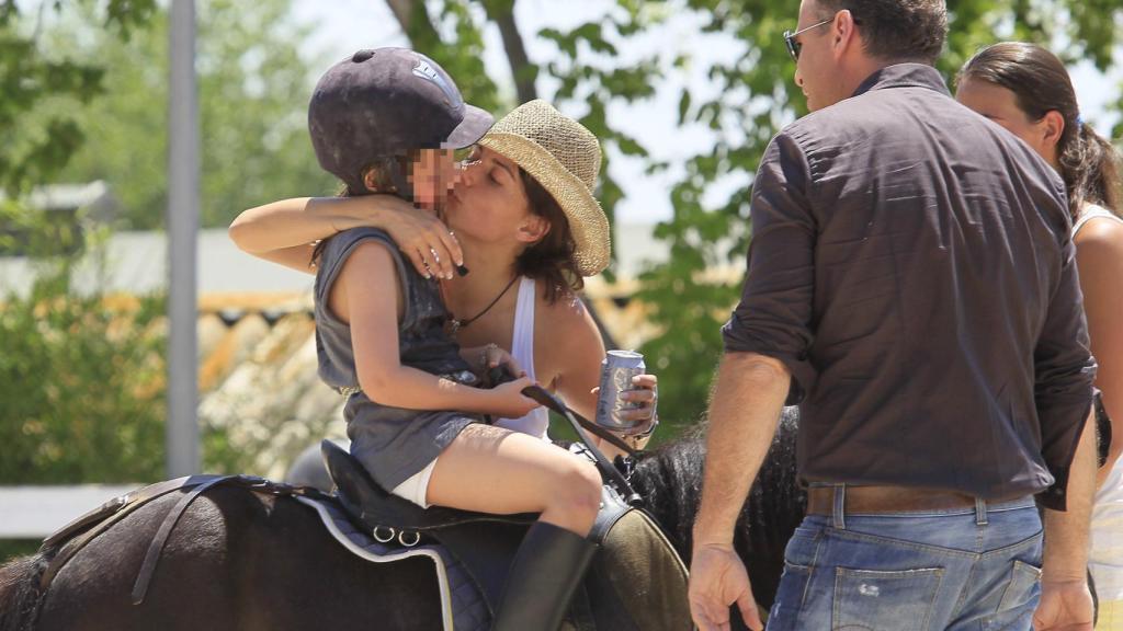 Monica Hoyos y Carlos Lozano con su hija Luna, en 2010.