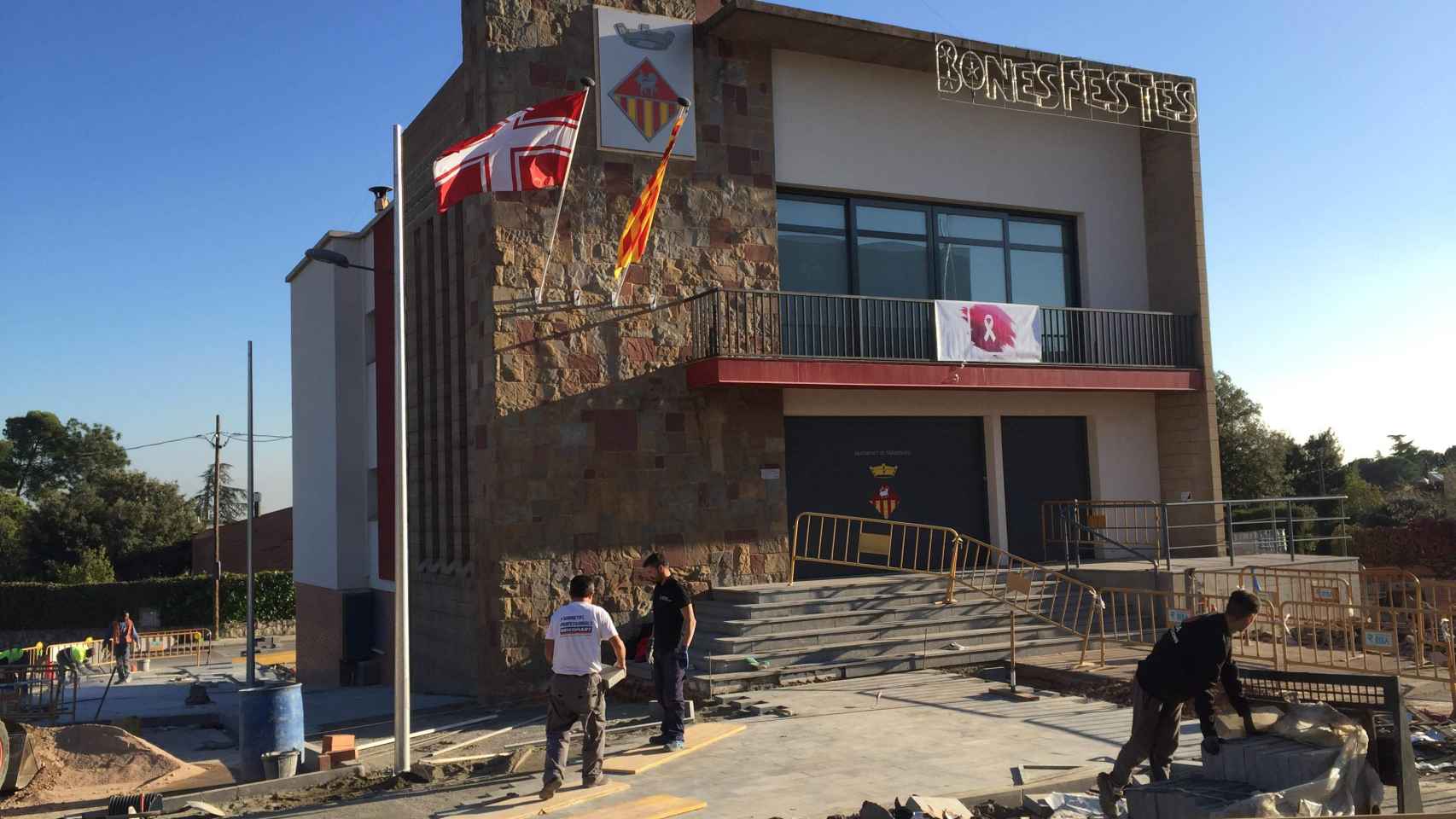 Sólo dos banderas ondean ahora en la fachada del Ayuntamiento: la catalana y la de Matadepera
