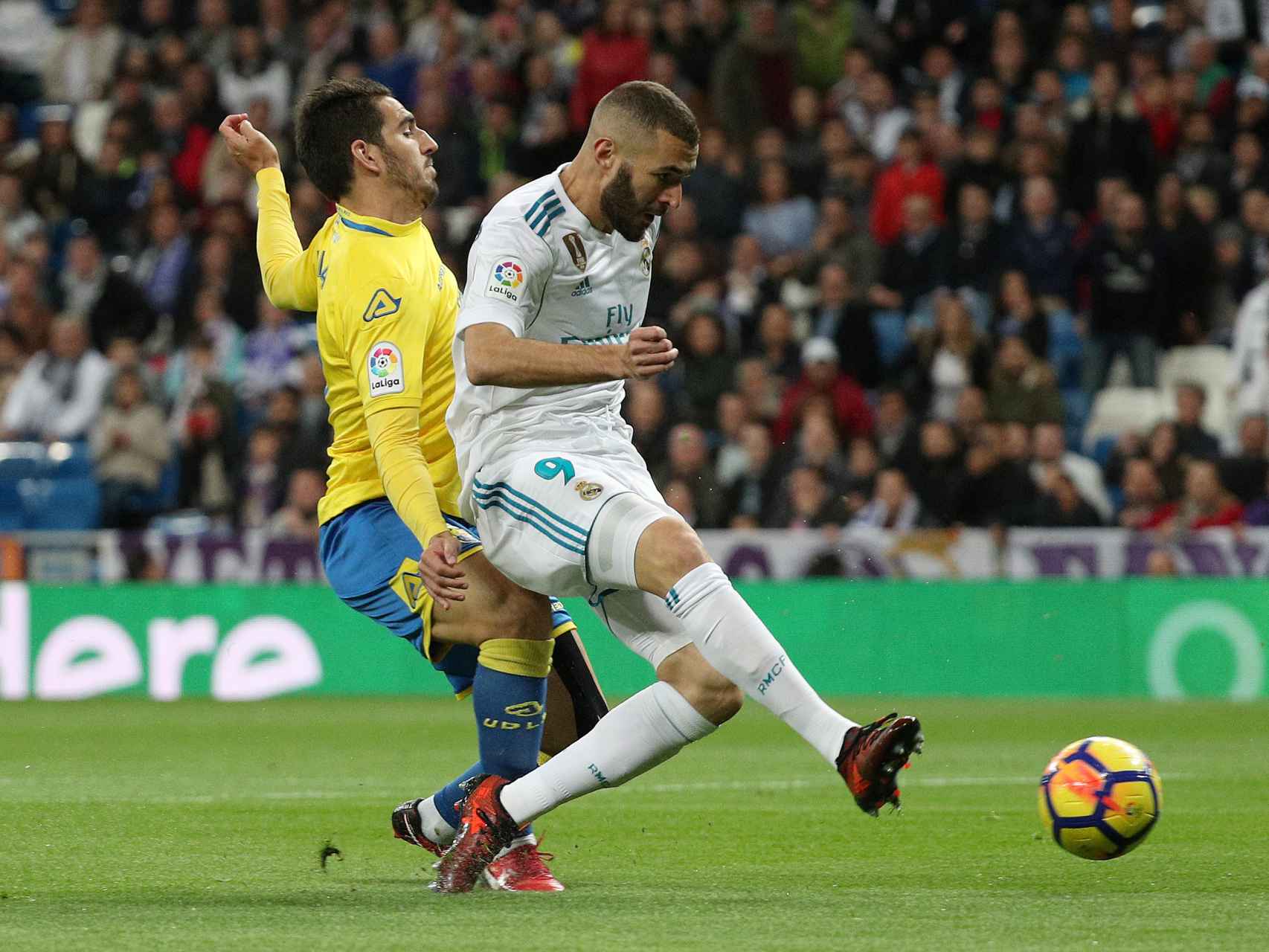 Benzema dispara delante del portero contra Las Palmas.