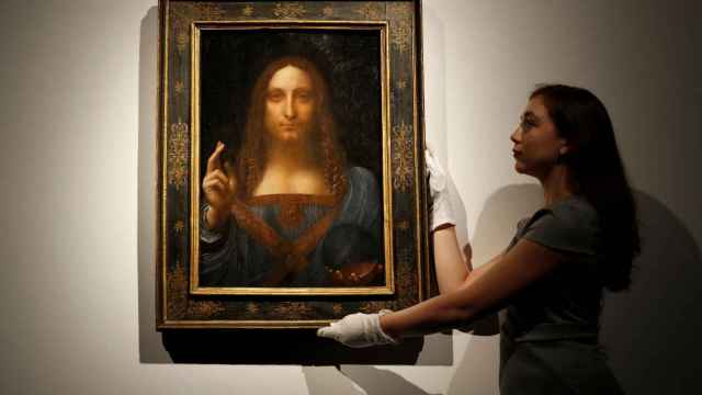 Personal de la casa Christie's muestra la obra Salvator Mundi, de Leonardo Da Vinci.