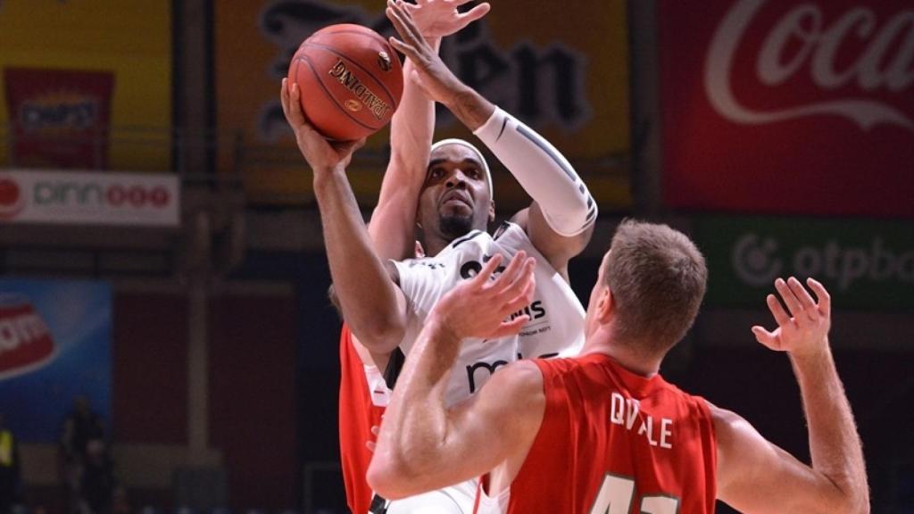 Samardo Samuels en un partido con el Partizán.