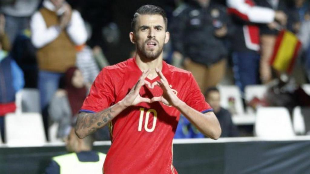 Ceballos haciendo el corazón celebrando su gol con España. Foto: sefutbol.com