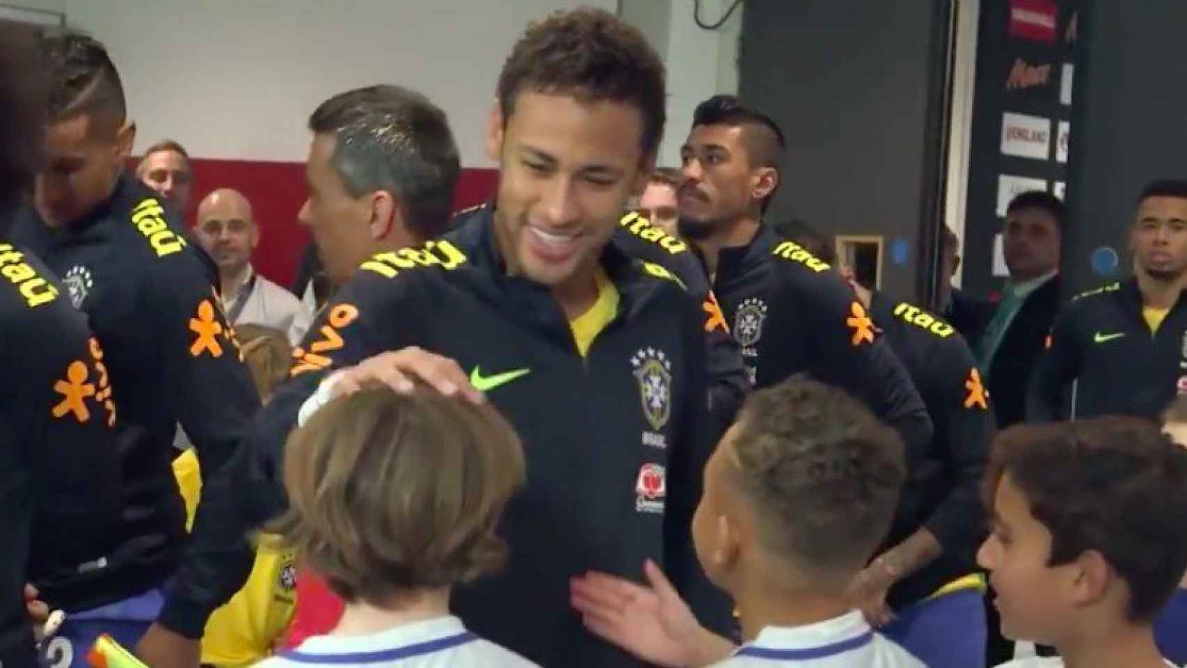 Neymar le explica a un niño su fichaje por el PSG
