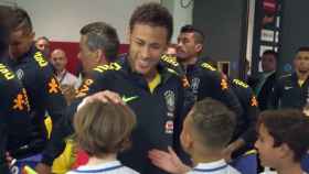 Neymar le explica a un niño su fichaje por el PSG